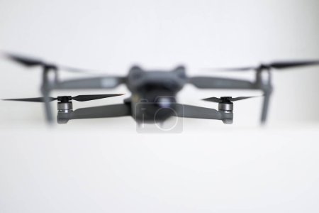Téléchargez les photos : Pales de drone et d'hélice sur batterie rechargeable LiPo de drone flou. UAV ou véhicule aérien sans pilote. Avion drone Quadcopter avec appareil photo numérique. Accessoires de drone - en image libre de droit