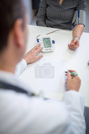 Foto de Control de salud de la presión arterial, Control de la presión arterial alta del paciente en el hospital, enfoque selectivo - Imagen libre de derechos