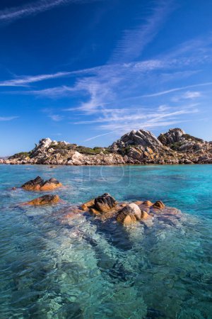 Foto de Paisaje escénico de la isla de Cerdeña. Italia costa del mar con aguas cristalinas azules - Imagen libre de derechos