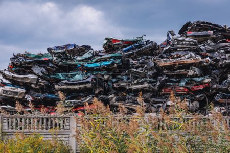 Gestapelte Autos auf einem Schrottplatz in Polen