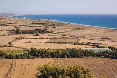 Blick in die Sovereign Base Areas von Akrotiri und Dhekelia, britisches Überseegebiet, von der archäologischen Stätte Kourion in Zypern aus gesehen