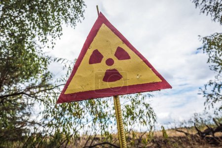 Señal de radioactividad en un cementerio en Pripyat ciudad abandonada en la Zona de Exclusión de Chernobyl, Ucrania