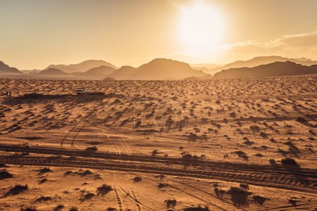 Sol sobre Um Sabatah área del valle del ron Wadi en Jordania