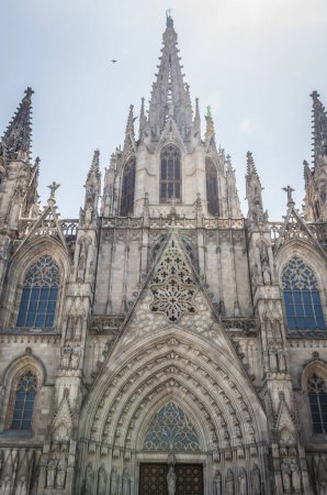 Fassade der Kathedrale des Heiligen Kreuzes und der Heiligen Eulalia im gotischen Viertel von Barcelona, Spanien