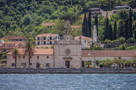 Iglesia en Prcanj, Kotor Bay en el Mar Adriático, Montenegro