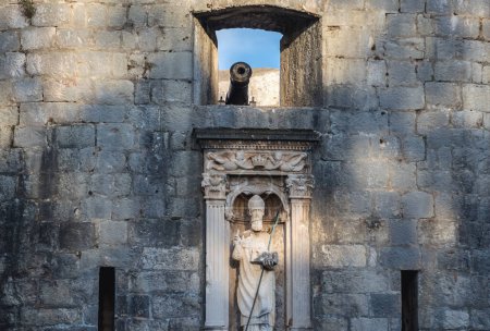 Figura de Saint Blaise en Pile Gate - entrada principal al casco antiguo de la ciudad de Dubrovnik, Croacia