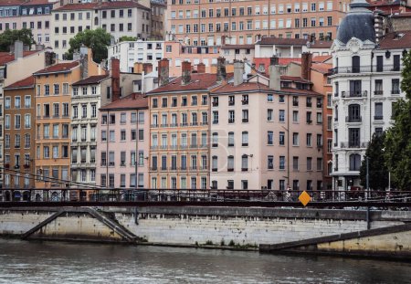 Alte Gebäude an einem Flussufer in Lyon, Frankreich