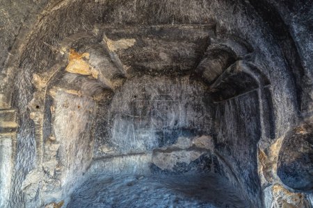 Cámara en Uplistsikhe antigua ciudad tallada en roca en Georgia