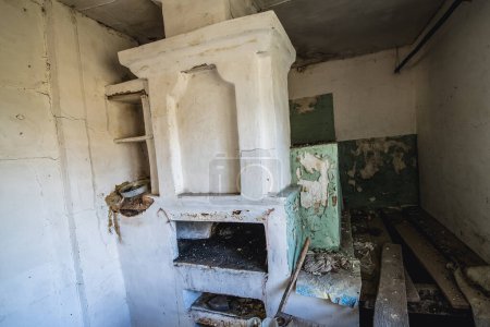 Interior de la antigua casa en el pueblo abandonado de Stechanka en Chernobyl Zona de exclusión, Ucrania