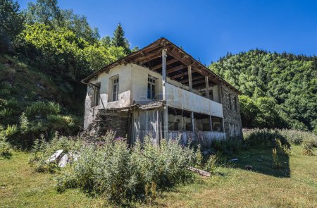 Altes Haus auf dem Weg von Mestia nach Ushguli in der Region Svanetia, Georgien