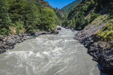 Rivière Enguri dans la région de Svanetia, près de la ville de Mestia, Géorgie