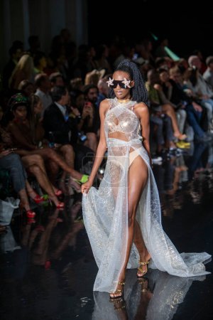 Foto de Una modelo camina por la pasarela para el desfile de moda House of Skye Sexy Black Bra durante la Semana de Natación de Arte, Corazones y Moda en el Foro Faena en Miami Beach en 7- 11- 2021 - Imagen libre de derechos