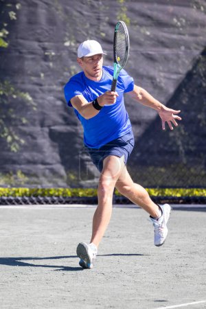 Foto de Swedish tennis player Lucas Renard plays during the Midtown Weston Future MT tennis tournament at Weston, FL on February, 13th 2023 - Imagen libre de derechos