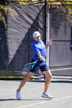 Foto de El tenista sueco Lucas Renard juega durante el torneo de tenis Midtown Weston Future MT en Weston, FL el 13 de febrero de 2023 - Imagen libre de derechos