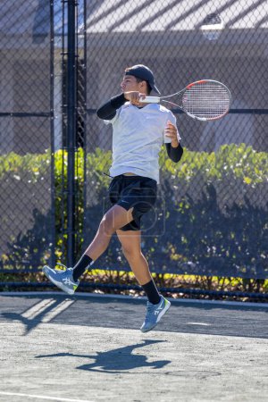 Foto de El tenista colombiano Juan David Velásquez juega durante el torneo de tenis Midtown Weston Future MT en Weston, FL el 13 de febrero de 2023 - Imagen libre de derechos