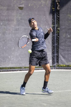 Téléchargez les photos : Juan David Velasquez, joueur de tennis colombien, joue lors du tournoi de tennis Midtown Weston Future MT à Weston, FL, le 13 février 2023 - en image libre de droit
