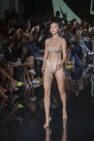 Téléchargez les photos : Un mannequin parcourt la piste pour le défilé de mode House of Skye Sexy Black Bra lors de la Semaine de l'art, des cœurs et de la natation au Faena Forum à Miami Beach les 7-11-2021 - en image libre de droit