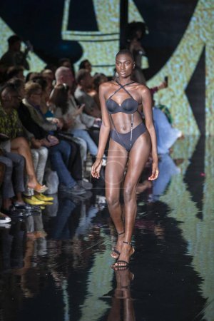 Téléchargez les photos : Un mannequin parcourt la piste pour le défilé de mode House of Skye Sexy Black Bra lors de la Semaine de l'art, des cœurs et de la natation au Faena Forum à Miami Beach les 7-11-2021 - en image libre de droit