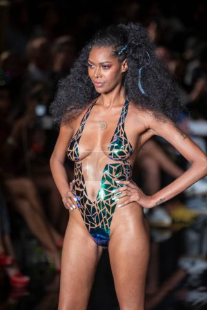 Téléchargez les photos : Un mannequin parcourt la piste pour le défilé de mode Black Tape Project lors de la Semaine de l'art, des cœurs et de la natation au Faena Forum à Miami Beach les 7-11-2021 - en image libre de droit