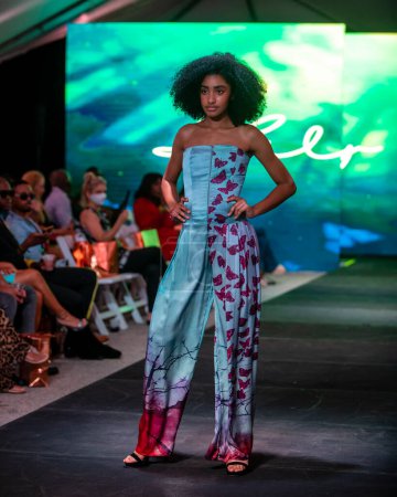 Téléchargez les photos : Un mannequin parcourt la piste pour le défilé de mode Designer Lily Marotto lors de la FLL Fashion Week à Fort Lauderdale, FL le 18 mars 2022 - en image libre de droit