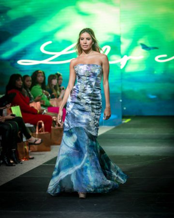 Téléchargez les photos : Un mannequin wA parcourt la piste pour le défilé de mode Designer Lily Marotto lors de la FLL Fashion Week à Fort Lauderdale, FL le 18 mars 2022 - en image libre de droit