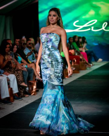 Téléchargez les photos : Un mannequin wA parcourt la piste pour le défilé de mode Designer Lily Marotto lors de la FLL Fashion Week à Fort Lauderdale, FL le 18 mars 2022 - en image libre de droit