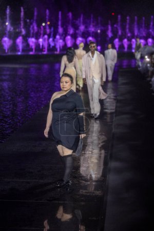 Téléchargez les photos : Un mannequin parcourt la piste du défilé de mode Boss Spring Summer 2023 au Herald Plaza de Miami Beach, le 15 mars 2023 - en image libre de droit