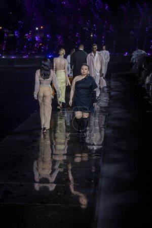 Foto de Una modelo camina por la pasarela para Boss Fashion Show Primavera Verano 2023 en el Herald Plaza en Miami Beach, el 15 de marzo de 2023 - Imagen libre de derechos