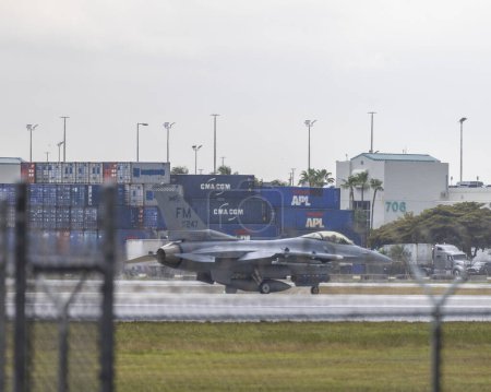 Foto de Aviones de combate F16 de la Base de la Reserva Aérea Homestead son vistos en el Aeropuerto Internacional de Miami en Miami, FL el 30 de marzo de 2023 - Imagen libre de derechos