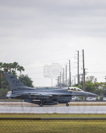Téléchargez les photos : Des chasseurs F16 de la base aérienne Homestead sont repérés à l'aéroport international de Miami, Floride, le 30 mars 2023. - en image libre de droit