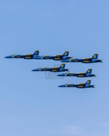 Foto de El escuadrón de Ángeles Azules de la Marina de los Estados Unidos actúa durante el Fort Lauderdale Air Show en Fort Lauderdale Beach, FL el 30 de abril de 2023 - Imagen libre de derechos