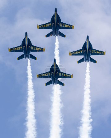 Foto de El escuadrón de Ángeles Azules de la Marina de los Estados Unidos actúa durante el Fort Lauderdale Air Show en Fort Lauderdale Beach, FL el 30 de abril de 2023 - Imagen libre de derechos