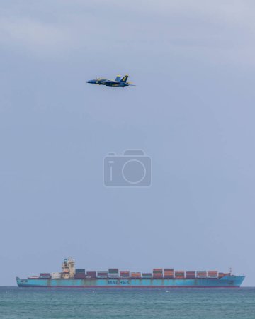 Téléchargez les photos : L'escadron Blue Angels de la marine américaine se produit lors du Fort Lauderdale Air Show à Fort Lauderdale Beach, FL, le 30 avril 2023 - en image libre de droit