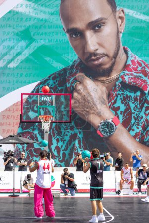 Téléchargez les photos : Le pilote de F1 Lewis Hamilton assiste à un tournoi de basket-ball de célébrité lors du Grand Prix F1 de Miami organisé par l'horloger IWX au Miami Design District, à Miami, FL, le 3 mai 2023 - en image libre de droit
