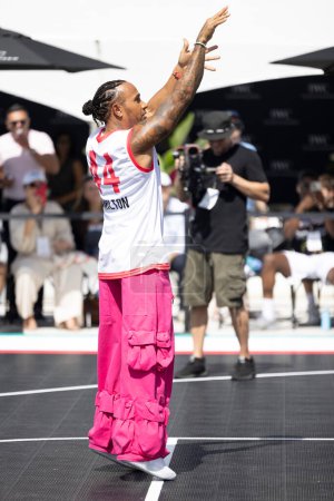 Téléchargez les photos : Le pilote de F1 Lewis Hamilton assiste à un tournoi de basket-ball de célébrité lors du Grand Prix F1 de Miami organisé par l'horloger IWX au Miami Design District, à Miami, FL, le 3 mai 2023 - en image libre de droit