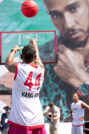 Foto de El piloto de F1 Lewis Hamilton asiste a un torneo de baloncesto de celebridades durante el Gran Premio de Miami organizado por el relojero IWX en el Miami Design District, en Miami, FL, el 3 de mayo de 2023. - Imagen libre de derechos