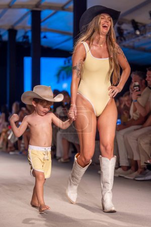 Téléchargez les photos : Un mannequin parcourt la piste lors du défilé de mode de maillots de bain LainSnow au Paraiso ten à Miami Beach, FL le 8 juin 2023 - en image libre de droit