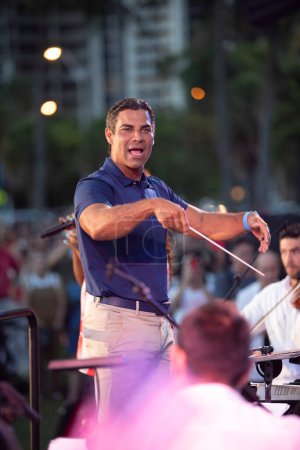 Foto de Alcalde de Miami Francis X. Suárez dirige la Orquesta Sinfónica de Miami en Peacock Park en Coconut Grove, FL el 4 de julio de 2022 - Imagen libre de derechos
