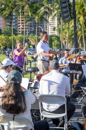 Foto de Alcalde de Miami Francis X. Suárez dirige la Orquesta Sinfónica de Miami en Peacock Park en Coconut Grove, FL el 4 de julio de 2022 - Imagen libre de derechos
