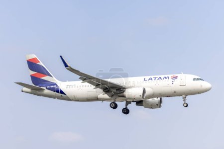 Téléchargez les photos : Un avion Latam quitte l'aéroport international de Miami le 17 janvier 2024 - en image libre de droit
