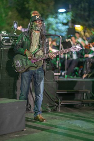 Foto de Miembros del grupo reggae The Wailers tocan junto con la Orquesta Sinfónica de Miami en el Miami Design District en Miami el 19 de febrero de 2024 - Imagen libre de derechos