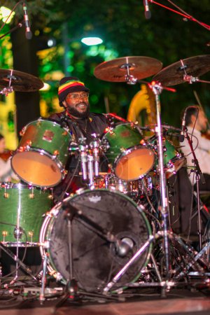 Téléchargez les photos : Les membres du groupe reggae The Wailers se produisent avec le Miami Symphony Orchestra au Miami Design District à Miami le 19 février 2024 - en image libre de droit