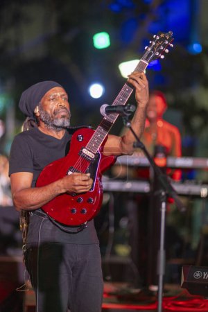 Foto de Miembros del grupo reggae The Wailers tocan junto con la Orquesta Sinfónica de Miami en el Miami Design District en Miami el 19 de febrero de 2024 - Imagen libre de derechos