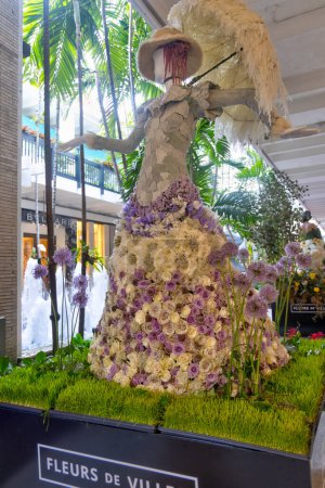 Téléchargez les photos : Des mannequins décorés de fleurs sont présentés lors de l'événement Fleurs de Villes Artiste au Bal Harbour Shops à Bal Harbour, FL le 2 mars 2024 - en image libre de droit