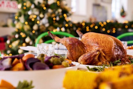 Tisch zu Hause für Weihnachtsessen mit Truthahnbraten und Gemüse mit Dekoration