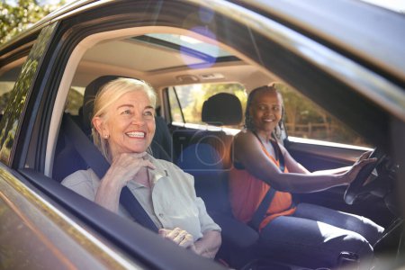 Zwei Seniorinnen genießen gemeinsam Tagesausflug im Auto
