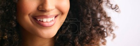 Gros plan Studio Portrait montrant bouche et dents de femme naturelle souriante