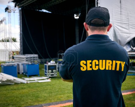 Vista trasera del equipo de seguridad en el escenario al aire libre para el festival de música o concierto