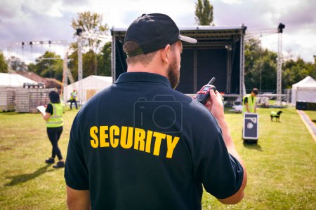 Rückansicht des Sicherheitsteams auf der Freilichtbühne für Musikfestivals oder Konzerte, die ins Radio sprechen