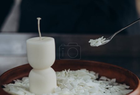 Téléchargez les photos : Basic set for home-made natural white eco soy wax candles in glass, wick, perfume. Idea for a hobby, business. Making trendy diy candles without harm to health on white background. - en image libre de droit